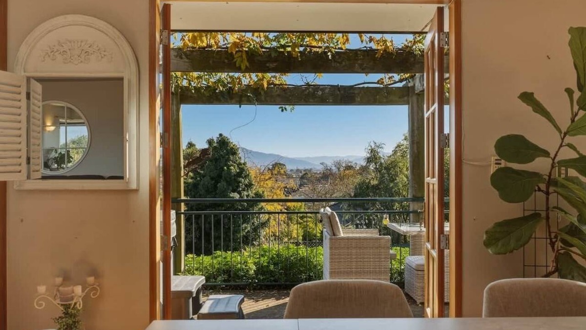 Blenheim Apartment | Wisteria Retreat | Boutique Stay w/Views & Sauna