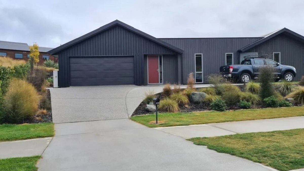 Wanaka House | Wonderful Wanaka, Mountain views and Alpine Spa.
