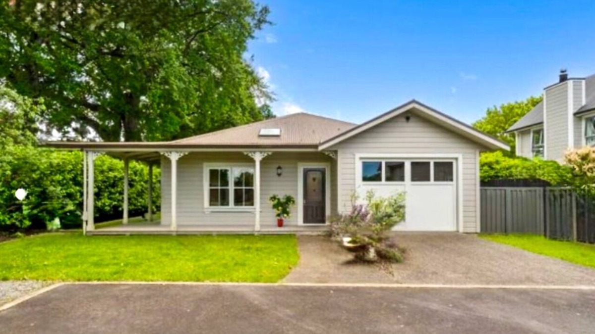 Greytown House | Wood Street Haven Modern and Walking Distance to Town, Pet Friendly