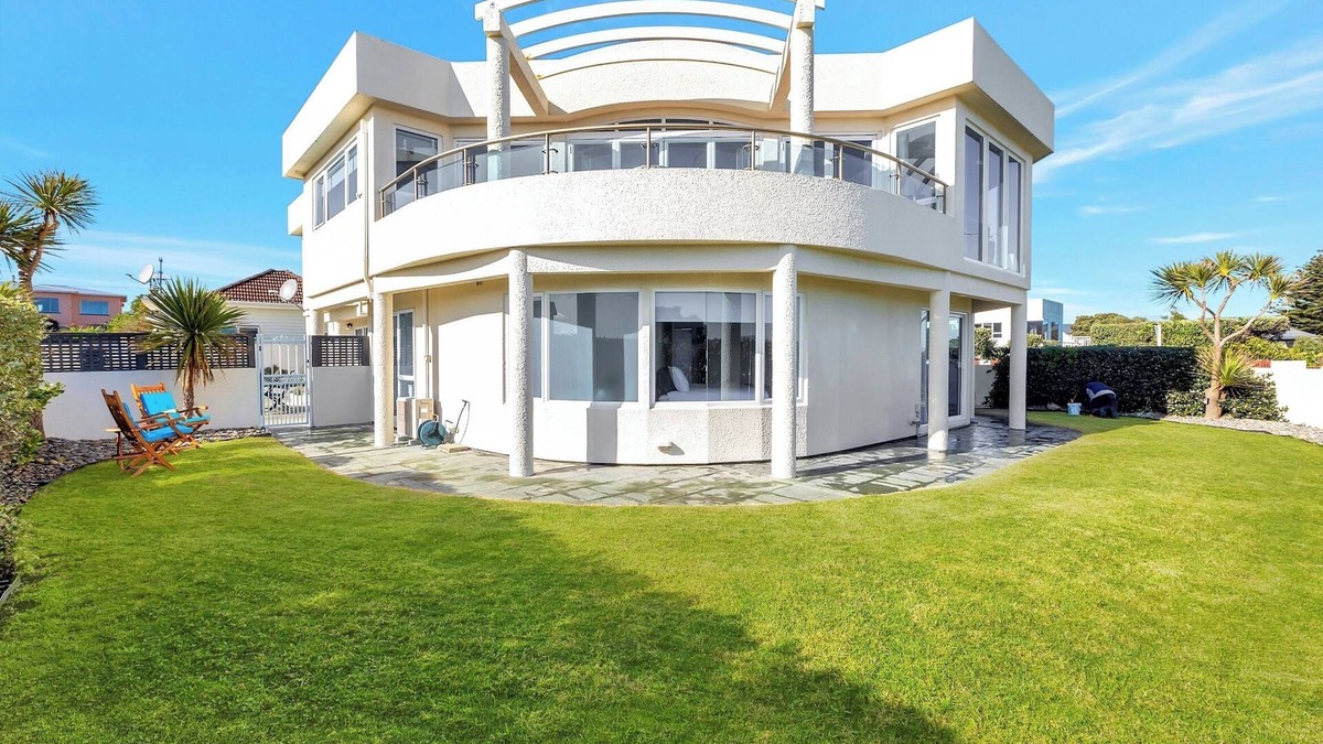 Paraparaumu Beach Bed & Breakfast | YAYA'S. Beautiful Beachside Holiday suite