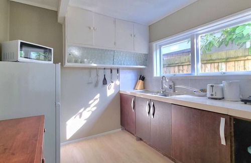 Hillsborough Apartment | 1/2 Melrose 2BR - 2 Melrose Road East, Hillsborough, Auckland 1042