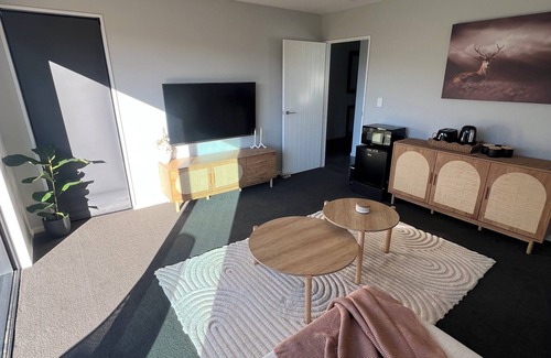 Kawarau Falls Apartment | 10 minutes from airport - a modern & stylish retreat