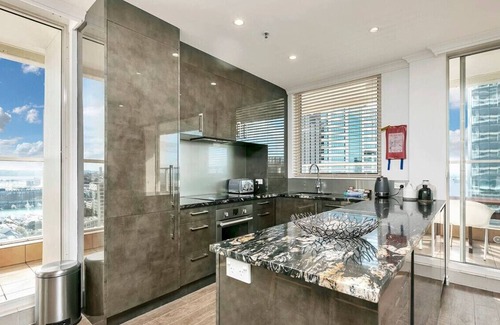 Auckland Central Business District Apartment | 18th Floor 180-Degree Views 2 Bed 2 Bath Parking