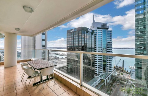 Auckland Central Business District Apartment | 18th Floor 180-Degree Views 2 Bed 2 Bath Parking