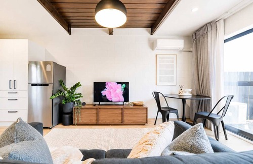 Edgeware Apartment | 1BR with Courtyard + Parking | Near CBD