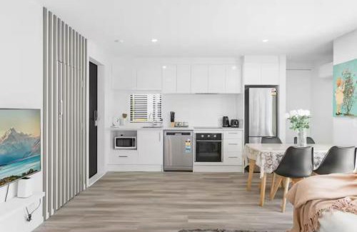 Riccarton Apartment | 2 Bedroom townhouse with garage close to Hagley Park, Westfield Mall, Railway Station, Hospital and Wolfbrook Arena