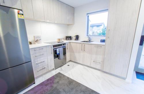 Upper Riccarton Apartment | 2 Bedrooms overlooking Park - Exquisite Views