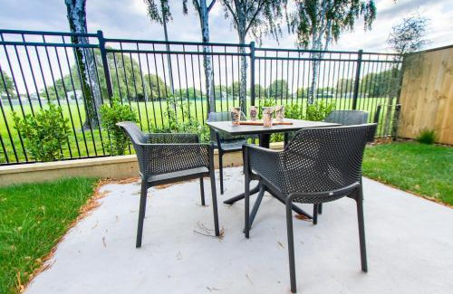 Upper Riccarton Apartment | 2 Bedrooms overlooking Park - Exquisite Views