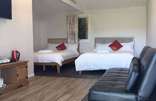 Kawaha Point Ski Chalet | 2 double and 1 sofa beds chalet 7D