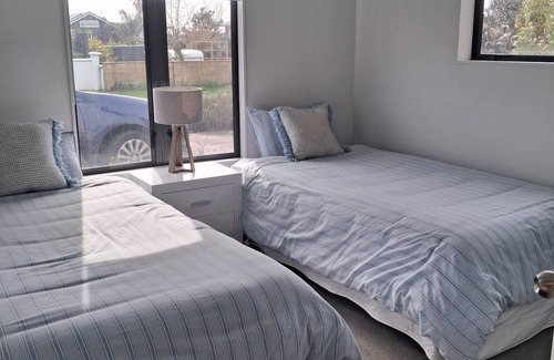 Papamoa Beach House | 2-minutes walk to the beach, Spacious Home and great outdoor living.