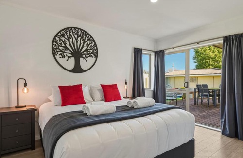 Owhata House | 25A Hideaway - 3 Bed 2 Bath with Deck & BBQ