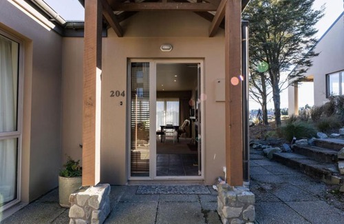 Windwhistle House | 2BR Terrace Downs Villa Ski Golf and Alps Views