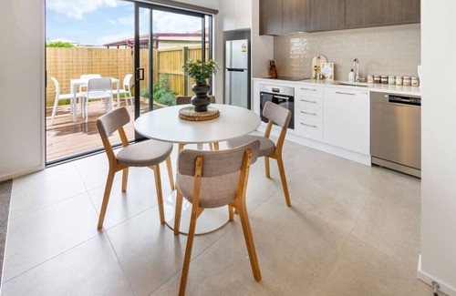 Christchurch Apartment | 2BR Townhouse: Cosy, Close to City, Car Park