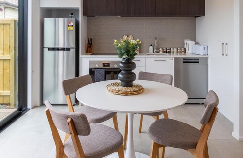 Christchurch Apartment | 2BR Townhouse: Cosy, Close to City, Car Park