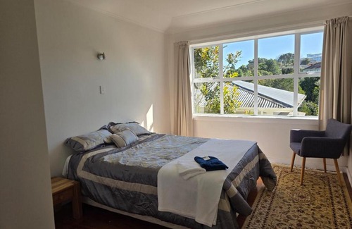Auckland House | 3 bed 2 bath home, 10 min walk to train & shops