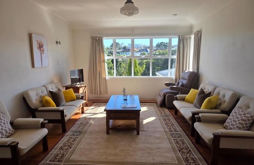 Auckland House | 3 bed 2 bath home, 10 min walk to train & shops
