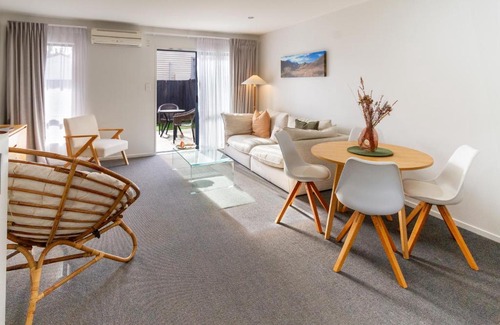 Sydenham Apartment | 3 Bedroom Home With Garage & Extra Car Park
