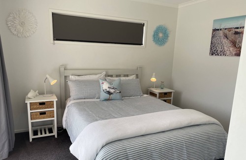 Kawakawa Bay House | 3 Bedroom House 30 seconds to the beach