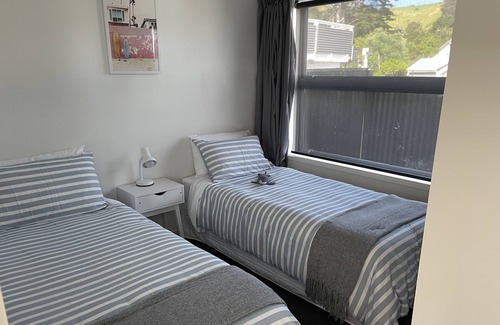Kawakawa Bay House | 3 Bedroom House 30 seconds to the beach