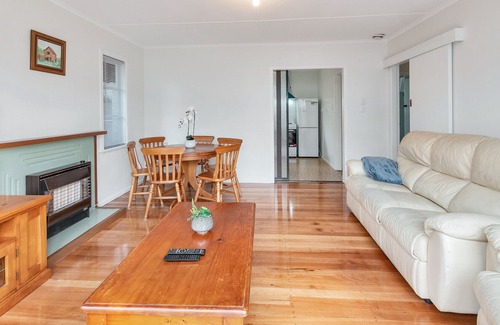 Greenlane - Ellerslie House | 3 Bedroom In Onehunga w Parking - Wifi - Netflix