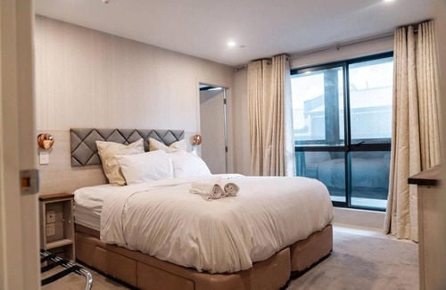 Sandringham Apartment | 3 Bedroom Luxury Apartment with free parking