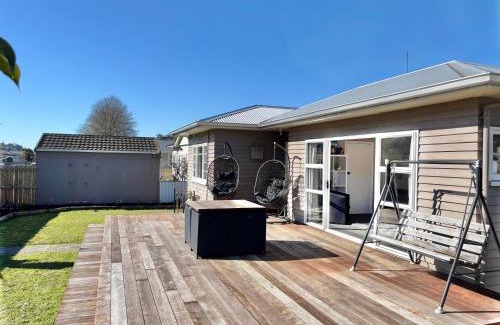 Nelson South House | 3-Beds with Sunny Deck & Gardens