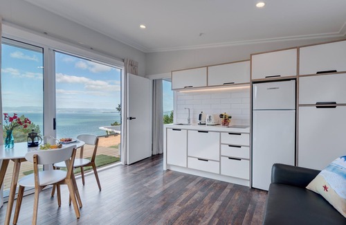 Waiheke Island Ski Chalet | 30 sq.m Elevated Chalet enjoying amazing sea views!