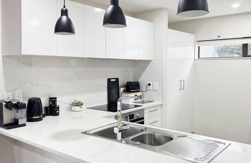 Panmure Villa | 3BR Home Parking Sleeps 6 Near Transport