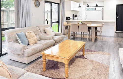 Panmure Villa | 3BR Home Parking Sleeps 6 Near Transport