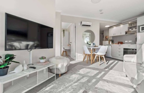 Grafton Apartment | 3BR Prime Spot, Walk Everywhere by Zodiak Stays