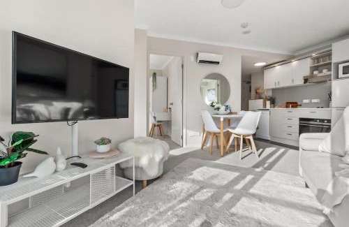 Grafton Apartment | 3BR Prime Spot, Walk Everywhere by Zodiak Stays