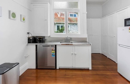 Mount Eden House | 4 Bedroom | 2 bathroom| Views | Parking | Office