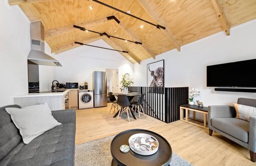 Queenstown Apartment | 4 Bedroom, Brand New, Modern Mountain View Paradise