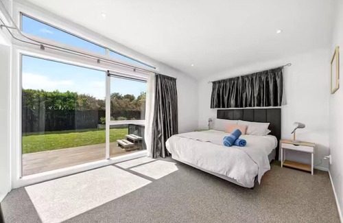 Martinborough House | 4 bedroom house with Spa short walk to the square