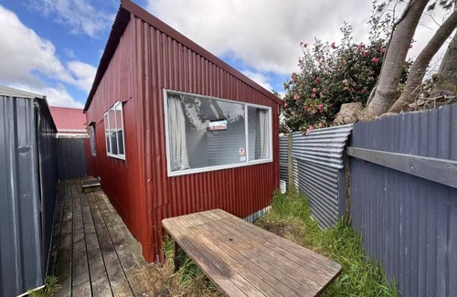 Kawaha Point Ski Chalet | 4 Beds in 2 Bedrooms Garden Chalet at the Back Garden Section of 6 Chapman Place, Rotorua