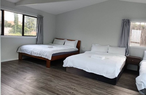 Kawaha Point House | 4 double and 2 Sofa Beds chalet