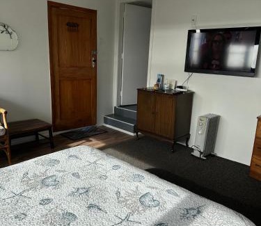 New Plymouth House | 58 Pioneer - Retro Studio Unit