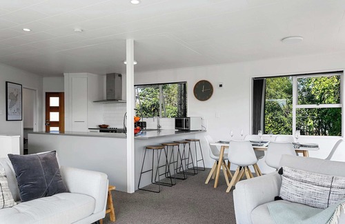 Two Mile Bay House | 5min Walk to Lake & Drive to Town *No Service Fee*