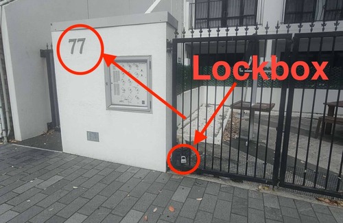 Auckland Central Business District Apartment | 6 Beds in a two bedrooms apartment