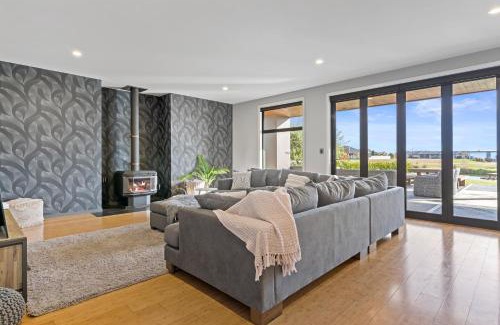 Huntingdon House | 6BR Relax at Lake Hood Luxury Canal Home with Jetty