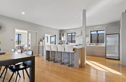 Huntingdon House | 6BR Relax at Lake Hood Luxury Canal Home with Jetty
