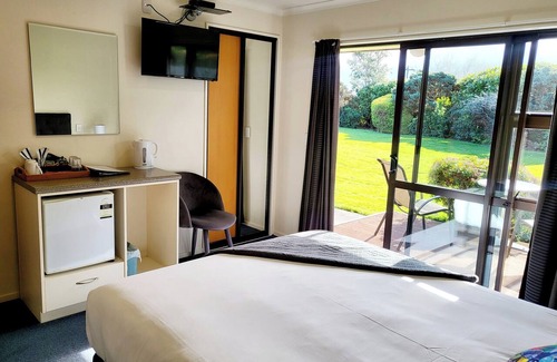 Kaikoura Bed & Breakfast | 8 bedrooms, 6 bathrooms, Sleeps 19: Sauna, 2 Hot Tubs, Stunning Mountain Views,