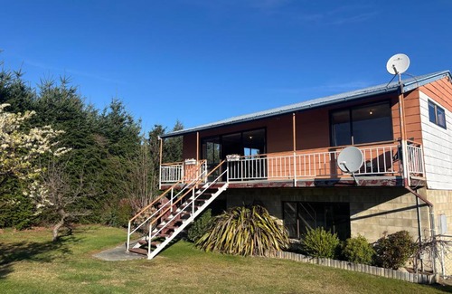 Lake Hawea Apartment | 80's batch with lake views