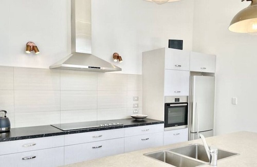Oneroa House | A 5 minute walk from the Oneroa centre