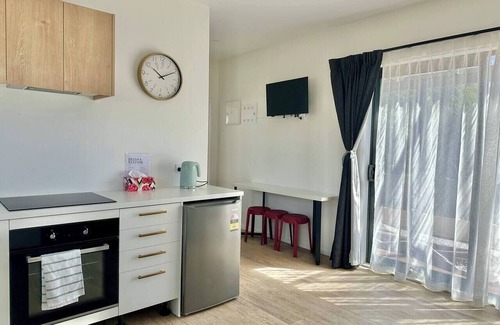Oamaru Cabin | A cosy brand new cabin on the hill.