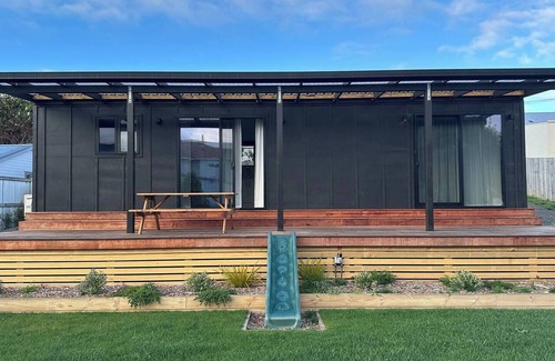 Oamaru Cabin | A cosy brand new cabin on the hill.