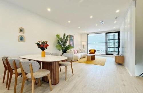 Greenlane House | A Home Away From Home - Luxury 4Beds ASB Showgrounds & Cornwall Park