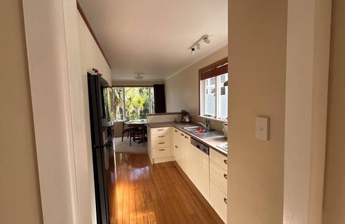 Titirangi House | A peaceful, retreat-like space with modern, spacious facilities.