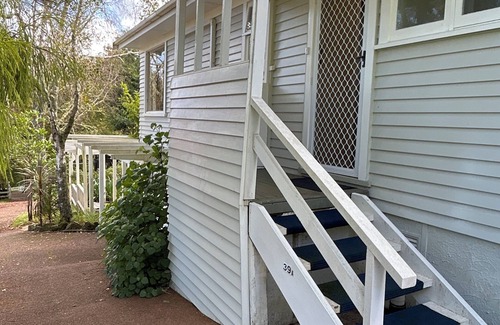 Titirangi House | A peaceful, retreat-like space with modern, spacious facilities.