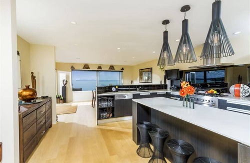 Torbay House | A stunning cliffside home with an expansive 270-degree panoramic sea view.